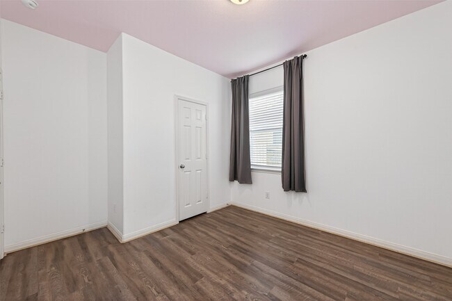 Building Photo - 30914 W Lost Creek Blvd