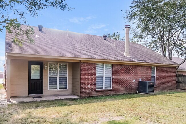 Building Photo - 10674 Oak Leaf Dr