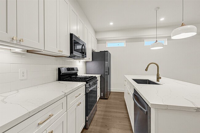 Building Photo - 1405 E 33rd St