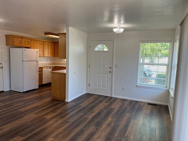 Building Photo - Newly updated 3-bedroom, 2-bathroom duplex with a garage!  $500 OFF YOUR FIRST MONTH'S RENT!