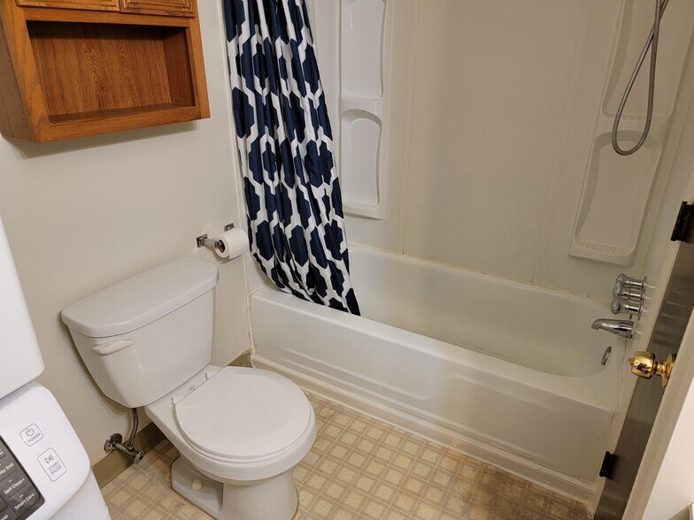 Building Photo - 680 Broad St