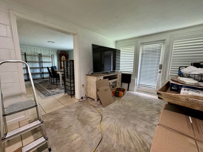 Building Photo - REMODELED Eustis 2/2 with NO HOA!