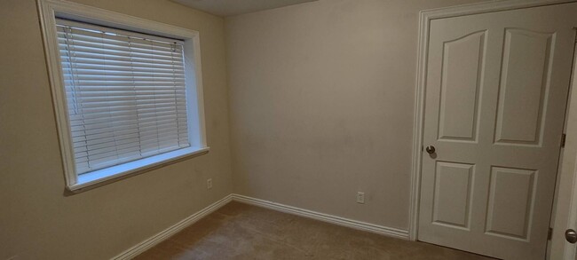 Building Photo - Quaint Home in Eagle Mountain w 2 car garage!