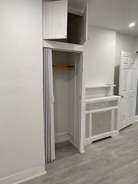 Building Photo - 10 N 42nd St