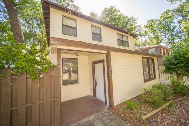 Building Photo - 1521 Yukon St