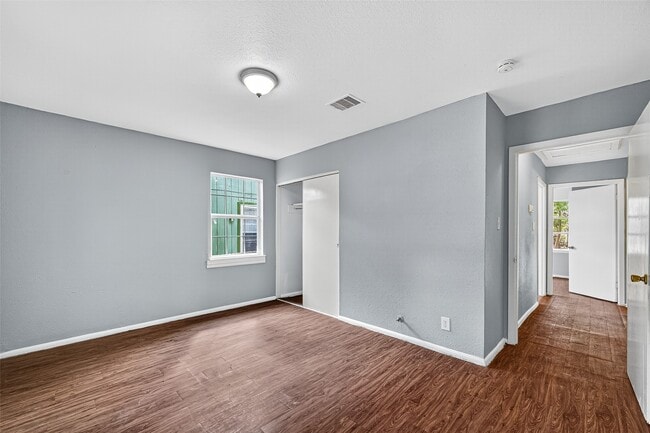 Building Photo - 10106 Sierra Dr