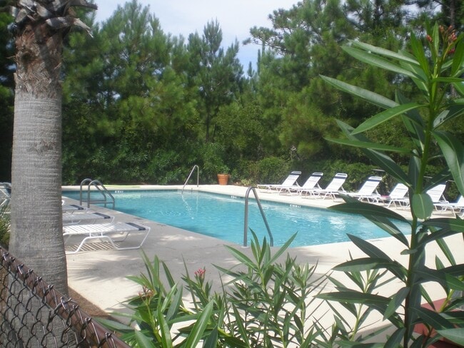 Building Photo - Escada large 2 story townhouse with fireplace, vaulted ceilings, master suite, 2 car garage, comm...