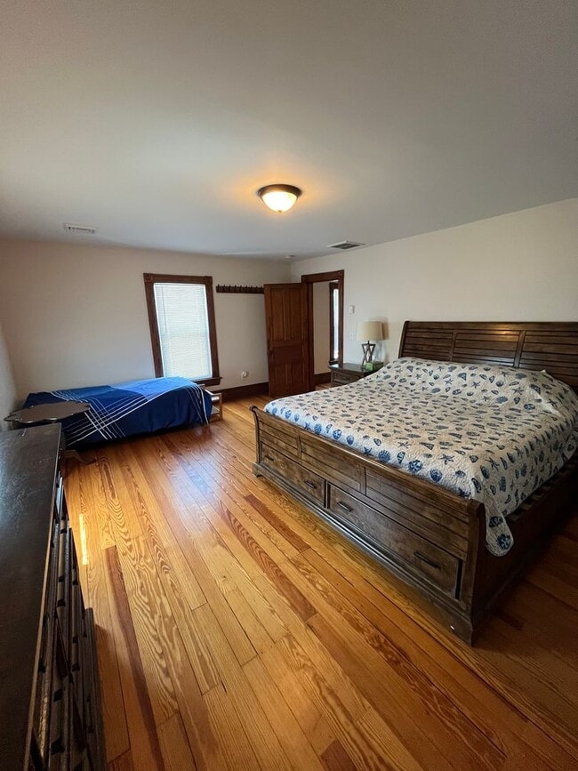 Building Photo - Beautiful 4-bedroom Farmhouse in Raphine a...
