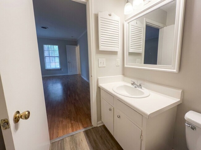 Building Photo - 8336 Trail View Dr