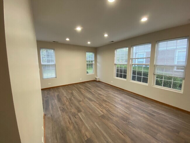 Building Photo - 610 Springbrook Trail N