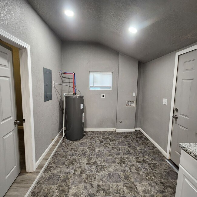 Building Photo - Centrally Located One Bedroom Duplex