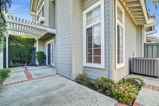 Building Photo - 13635 Almond St