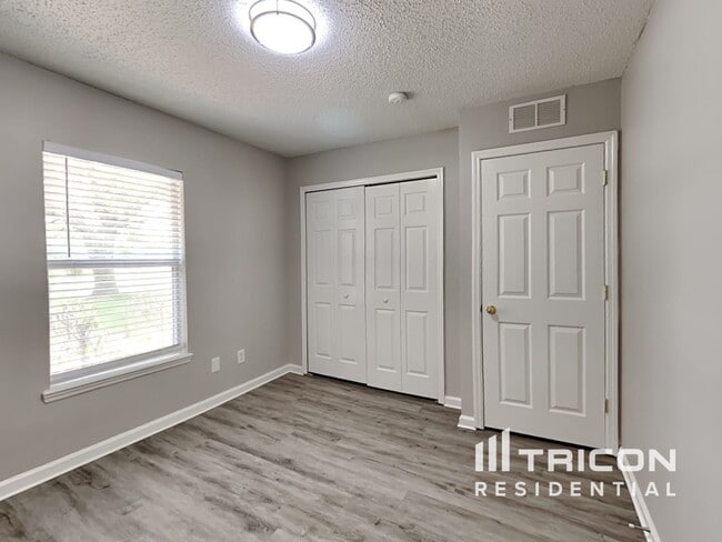 Building Photo - 844 MacKenzie Cir