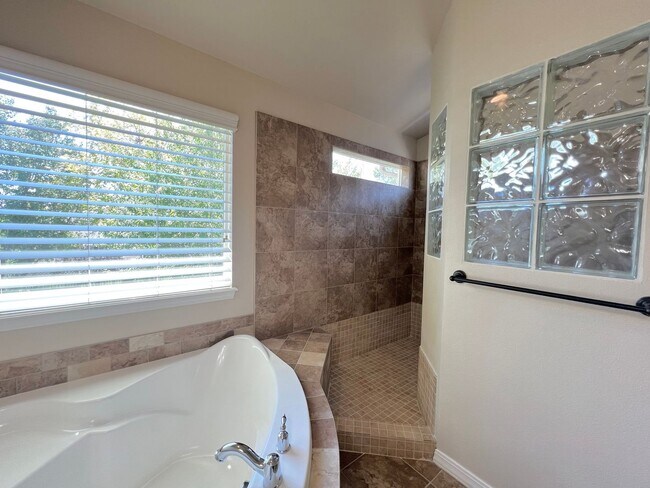 Building Photo - 5 Bed 3 Bath Bridge Tower Beauty