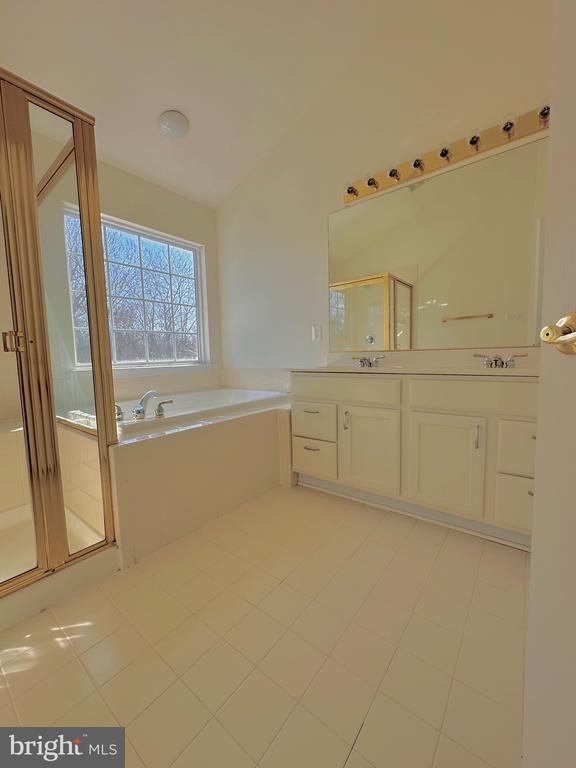 Building Photo - 21354 Shady Wood Terrace