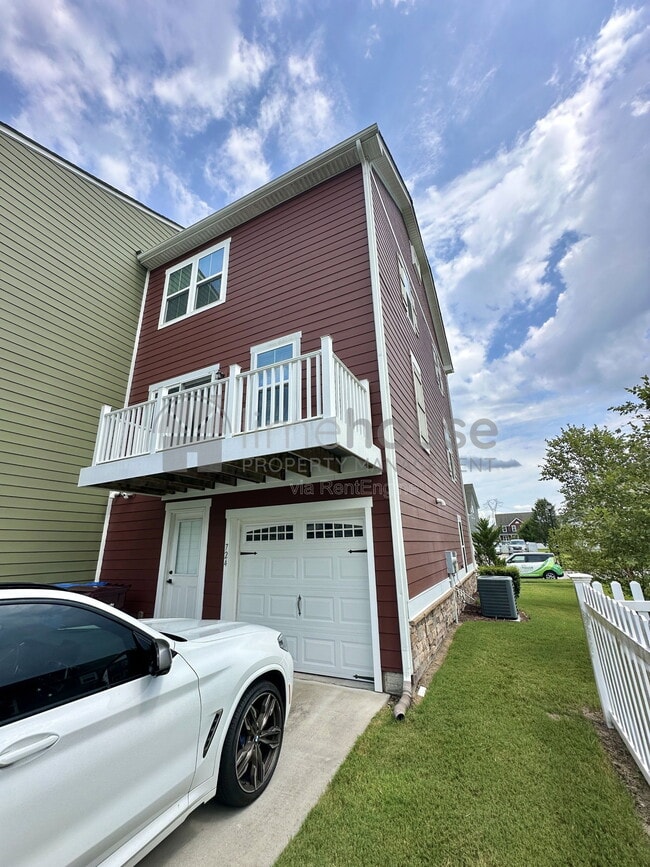 Building Photo - 724 Phalarope St