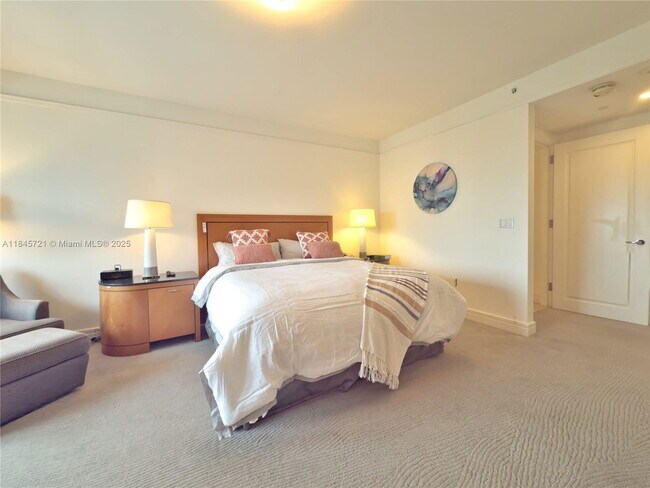 Building Photo - 1435 Brickell Ave