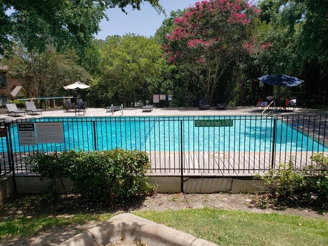 Building Photo - 2002 Voltaire Dr