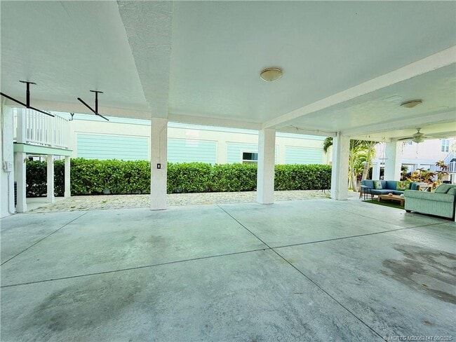 Building Photo - 252 NE Ebbtide Way