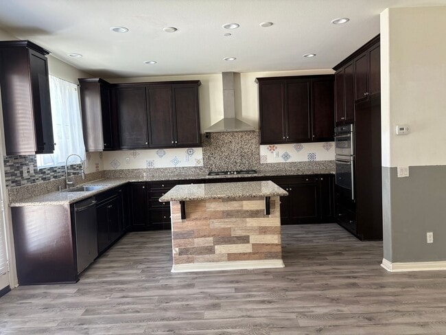Building Photo - Beautiful 3-Bedroom, 2.5 bath in the  Glen...