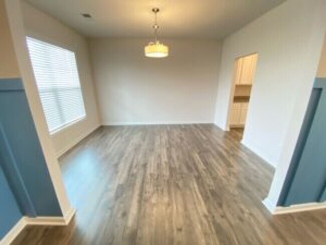 Building Photo - Like New in Longview!