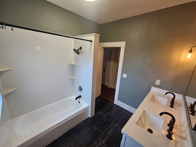 Building Photo - San Leandro Home w/ In-Law Unit: Perfect f...