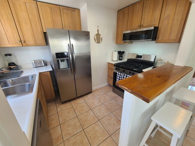 Building Photo - Charming 2 Bed 1 bath "fully furnished mon...