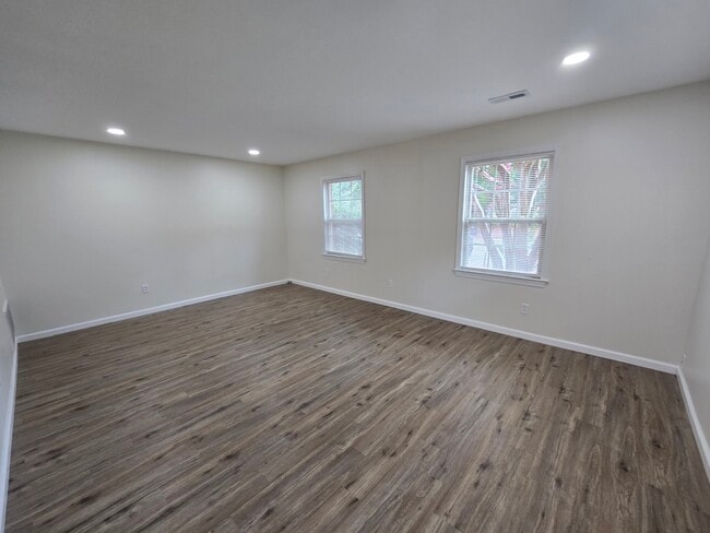 Building Photo - 384 Deputy Ln