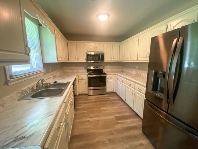 Building Photo - 4 bed, 2 bath spacious home on large lot i...
