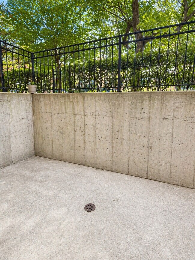 Building Photo - 4237 N Kenmore Ave