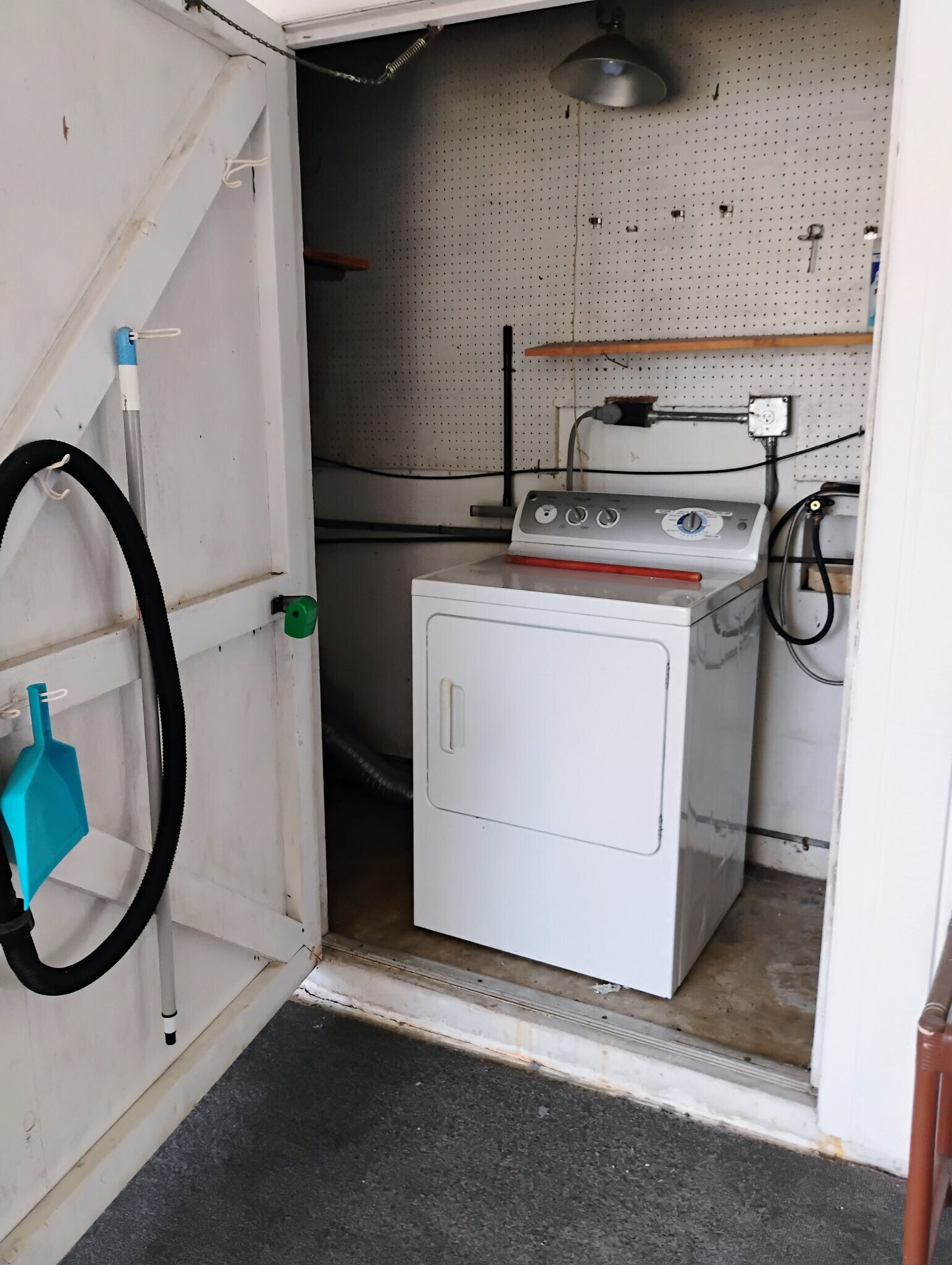 Utility room off lanai w dryer washer hookup - 2831 Swifton Dr