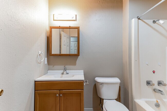 Building Photo - 404 E Texas Dr