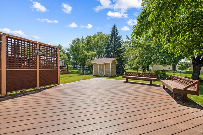 Building Photo - 104 S Knollwood Dr