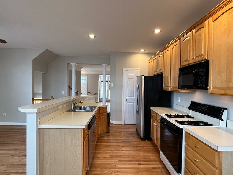 Building Photo - 945 Harrison Cir