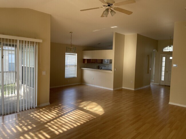 Building Photo - 3 Bedroom, 2 Bath Available Now in Beautif...
