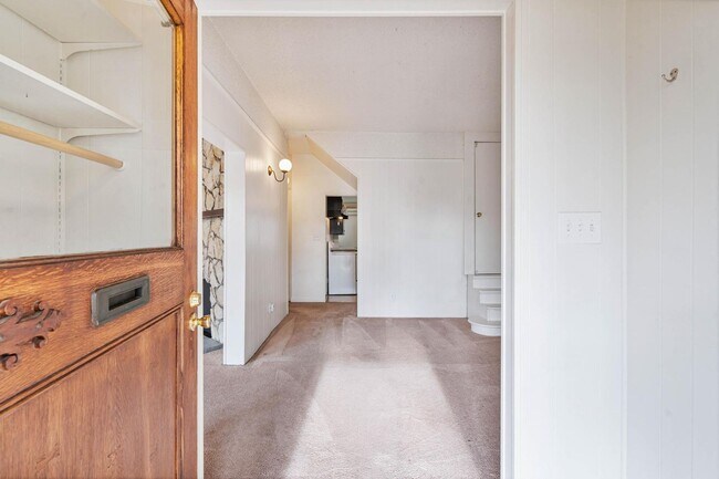 Building Photo - Charming 1-bdrm/1-bath in 1900s Victorian triplex—Prime location, shared laundry & yard