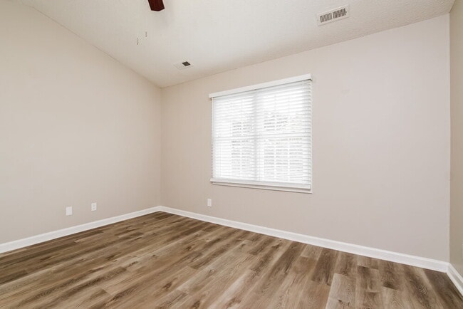 Building Photo - 500 Mountain Lake Dr