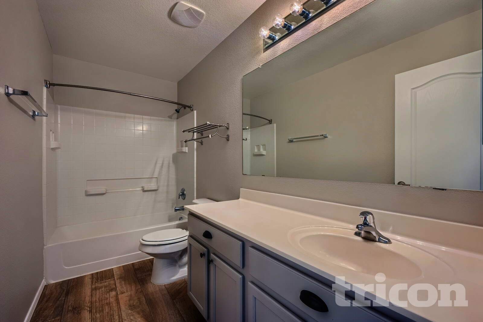 Building Photo - 1098 E Kelsi Ave