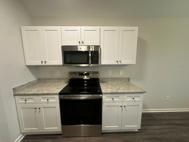 Building Photo - 444 Country Club Dr