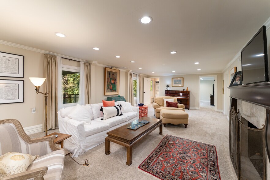 Building Photo - 2744 SW Sherwood Dr