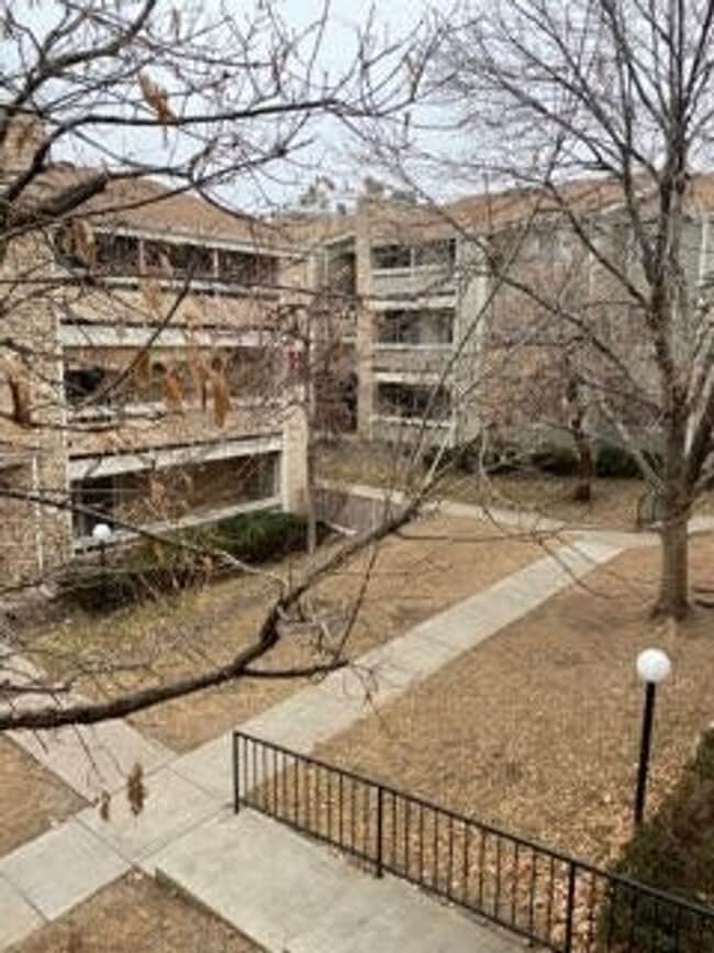 Building Photo - $500 Move in Special - 2nd Floor 1bed/1bath with Laundry and Parking!