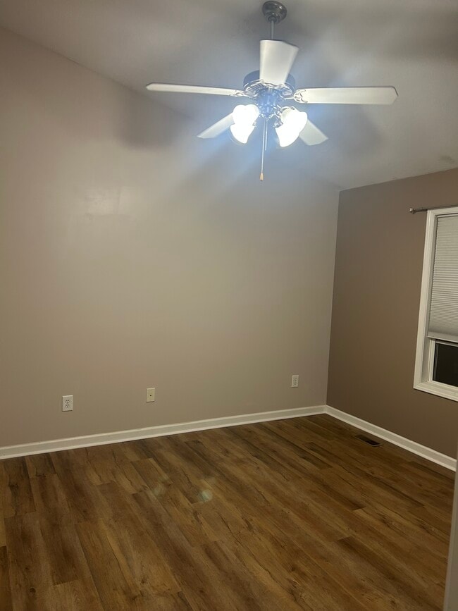 Building Photo - 2121 S Greenwood Dr