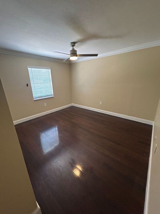 Building Photo - 5221 Bayshore Blvd
