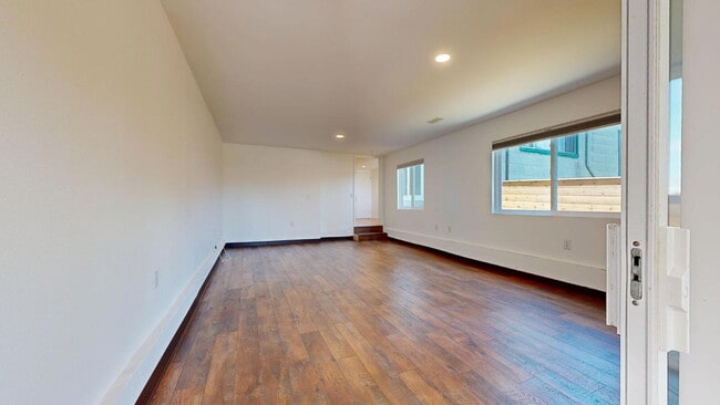 Building Photo - Spacious 3BD/3BA Home with Sunroom, Renova...
