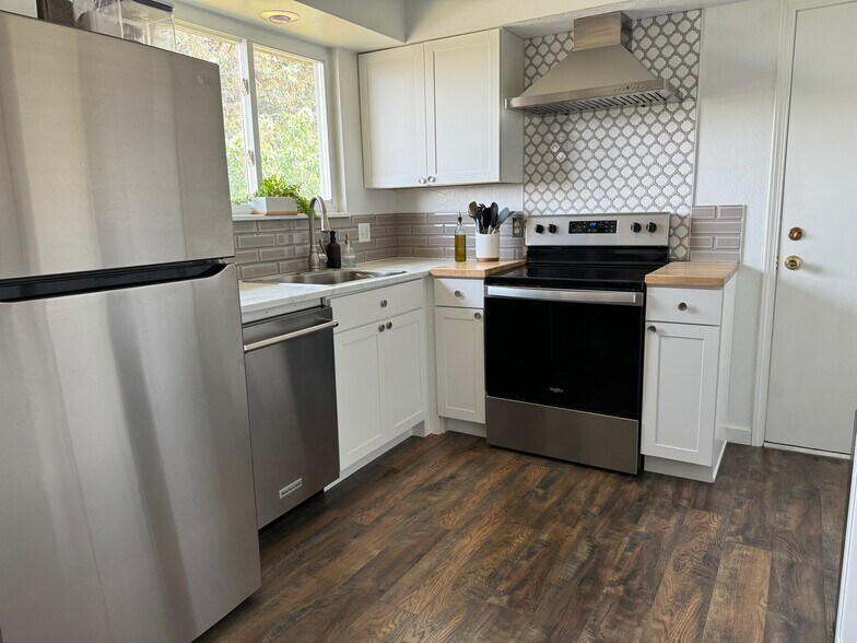 Building Photo - 2122 Colonial Ln