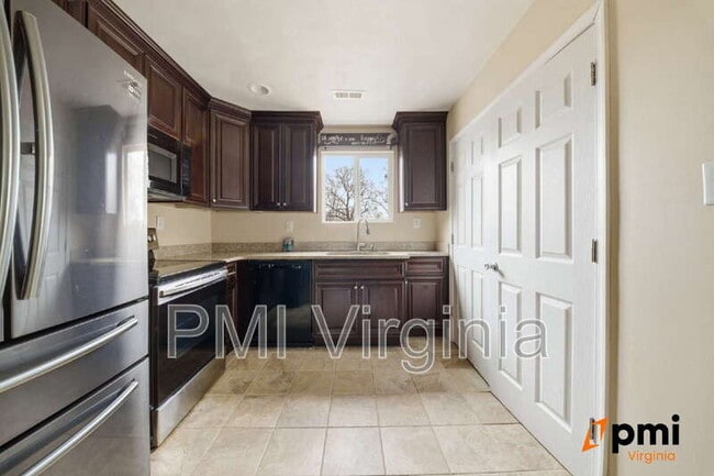 Building Photo - 324 W 36th St