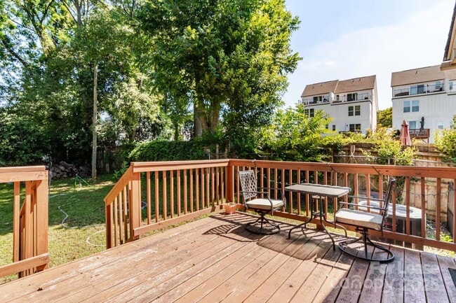 Building Photo - 817 E 17th St