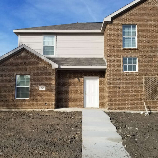 Building Photo - 4 Bed, 2.5 Bath Duplex