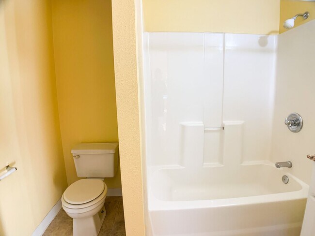 Building Photo - Adorable 3bdrm Home in Great Neighborhood! Lovely Yard!