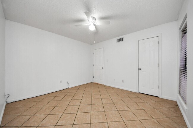 Building Photo - 17331 Red Oak Dr